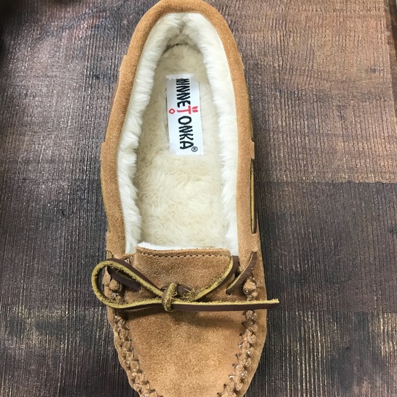 Minnetonka Women's Cally Faux Fur Slipper - Picture 5 of 9